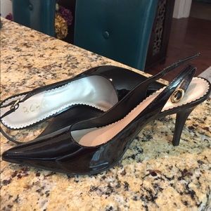 Pointed, black patent leather , mid sized heel